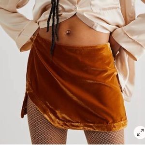 FREE PEOPLE Annalise Velvet Mini‎ Skirt Gold